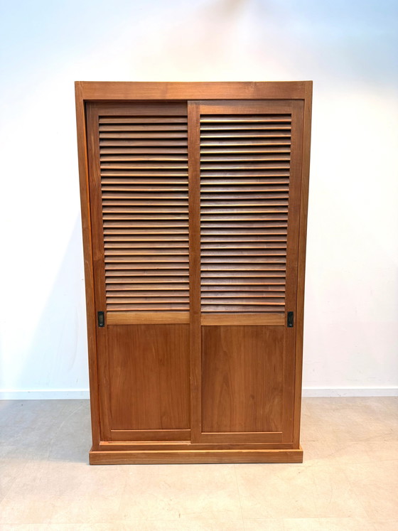 Teak Kleiderschrank mit Lamellen-Schiebetüren – Schränke (photo 6 of 6)