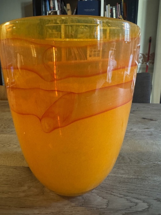 Image 1 of Jarrón grande de vidrio artístico soplado a mano – Remolinos vibrantes de color naranja y rojo