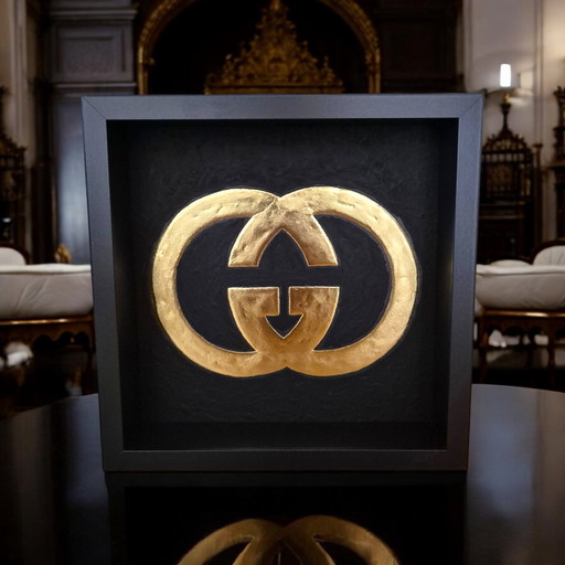 Oeuvre d'art dorée à l'or fin 23ct Logo Gucci dans un cadre - Edition limitée