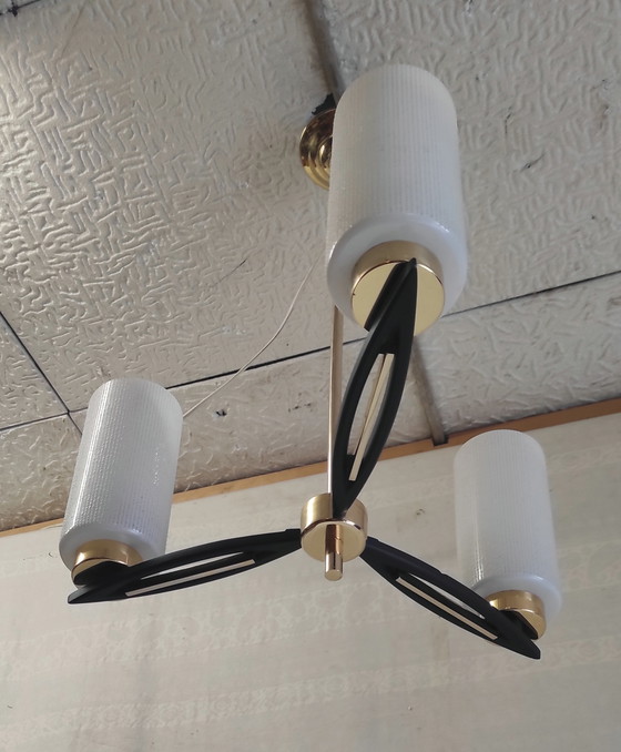 Image 1 of Lustre moderniste 3 feux en métal, laiton et globe opaline - années 50