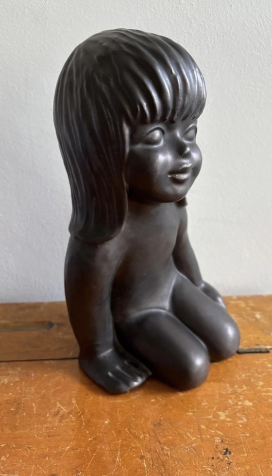 Image 1 of Keramische Statue, Skulptur Sitzendes Mädchen, Emiel Laskaris