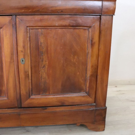 Image 1 of Antiek dressoir van massief walnotenhout, Italië, 19e eeuw.