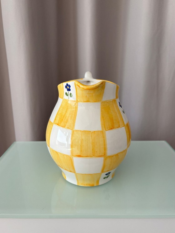 Brocca in ceramica Cottagecore dipinta a mano – Quadri gialli e fiori blu – Accessori da cucina (photo 2 of 11)