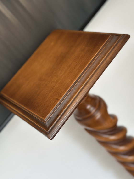 Image 1 of Colonna/piedistallo vintage in legno con struttura tornita (a spirale) – 88 cm