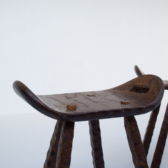 Image 1 of Set van twee handgesneden houten krukjes met handgrepen