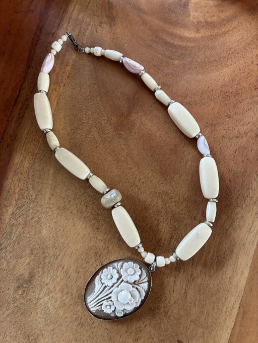 Nieuwe ketting met vintage kralen en steencamee lengte 49 cm