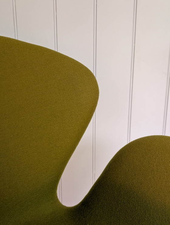Poltrona vintage Swan in stile Arne Jacobsen – Verde – Base girevole in alluminio – Poltrone, Textile (photo 6 of 13)