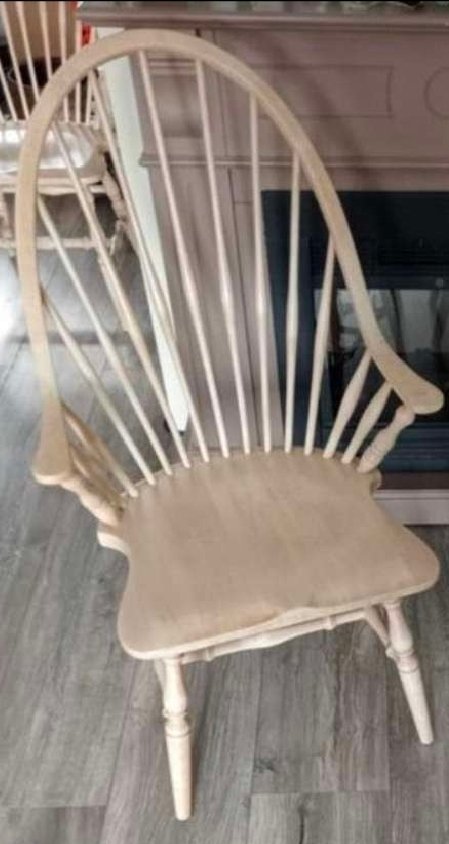 Image 1 of 6. Fauteuil Windsor à haut dossier à fuseaux.
