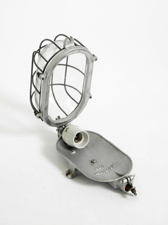 Image 1 of Rare grande lampe d'usine vintage des années 1950, en aluminium moulé et en verre.