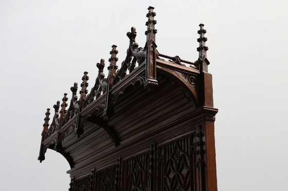 Image 1 of Rare grande armoire néogothique en chêne du début du 19e siècle, sculptée à la main