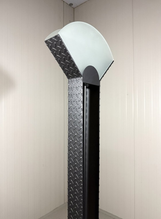 Image 1 of Italiaanse vloerlamp van traanplaat staal en glas uit 1980.