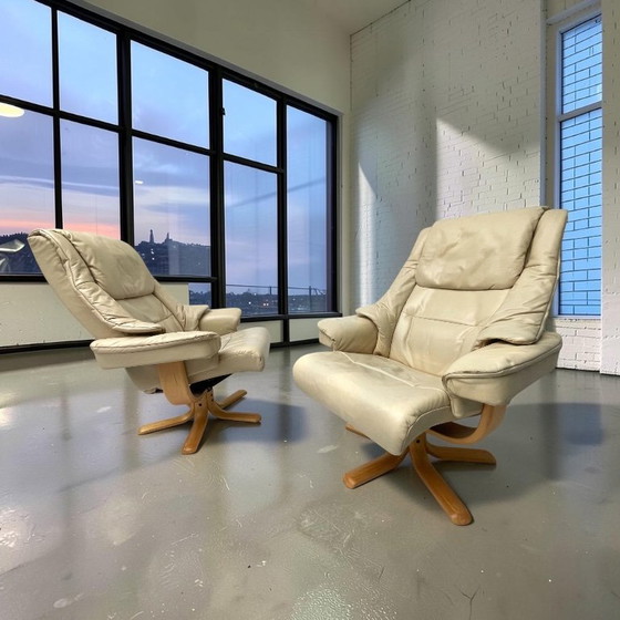 Dos sillones reclinables giratorios estilo Stressless de Ekornes – Wood (photo 4 of 10)