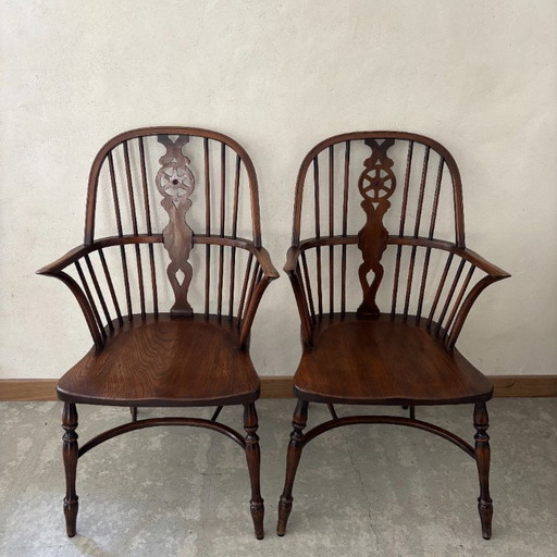 Een paar Windsor-fauteuils van iepenhout.