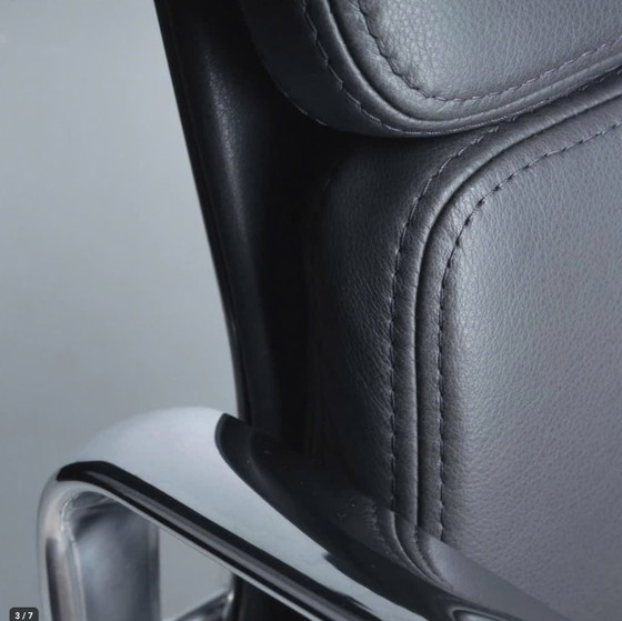 Vitra Soft Pad Chair EA 219, Cuir noir, Chaises de bureau, Chrome, Design (photo 2 sur 4)