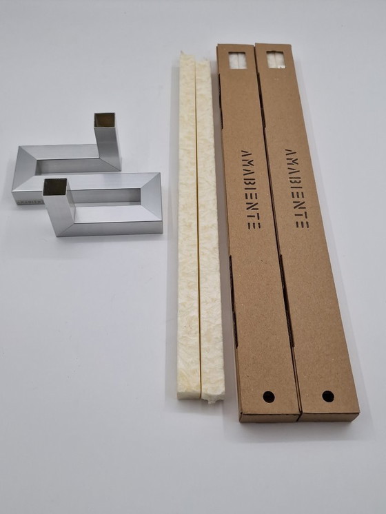 Image 1 of Candelabro de diseño que incluye velas a juego marcadas "Amabient"