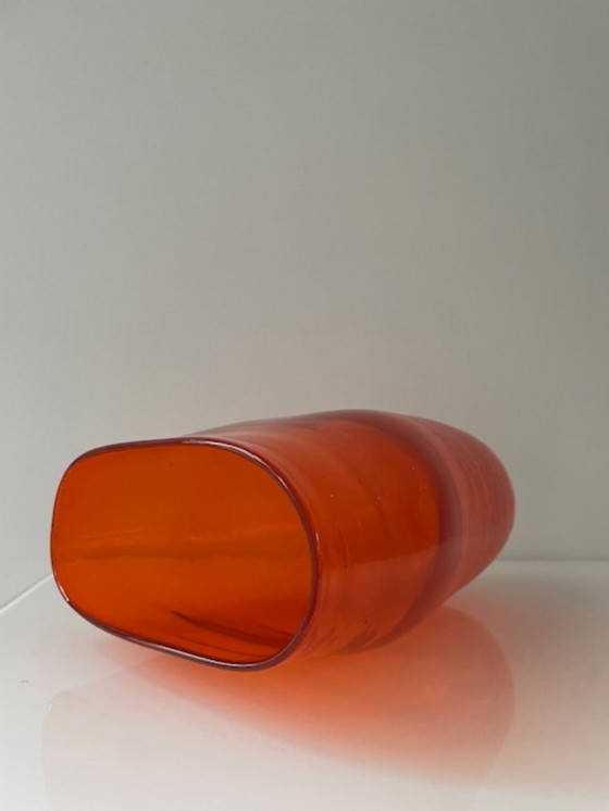 Image 1 of Jarrón soplado a mano en vidrio naranja intenso.
