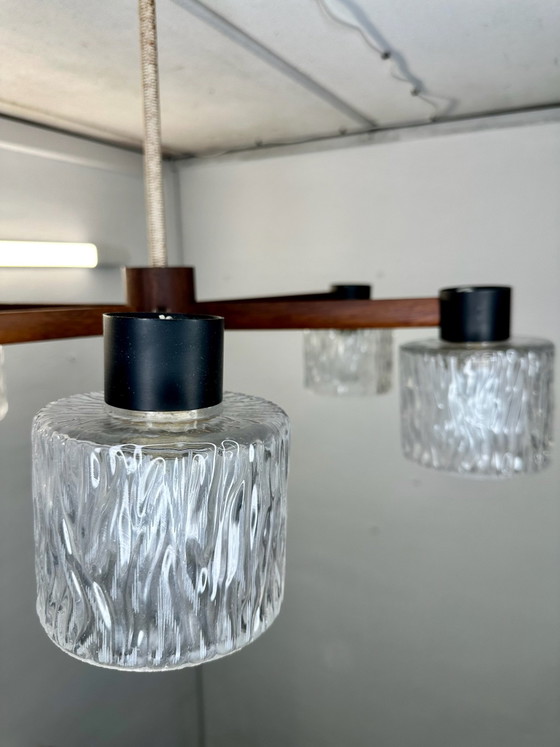Plafón de teca de diseño danés Mid Century con cristal de hielo, Plafones, Madera, Marrón (foto 3 de 9)