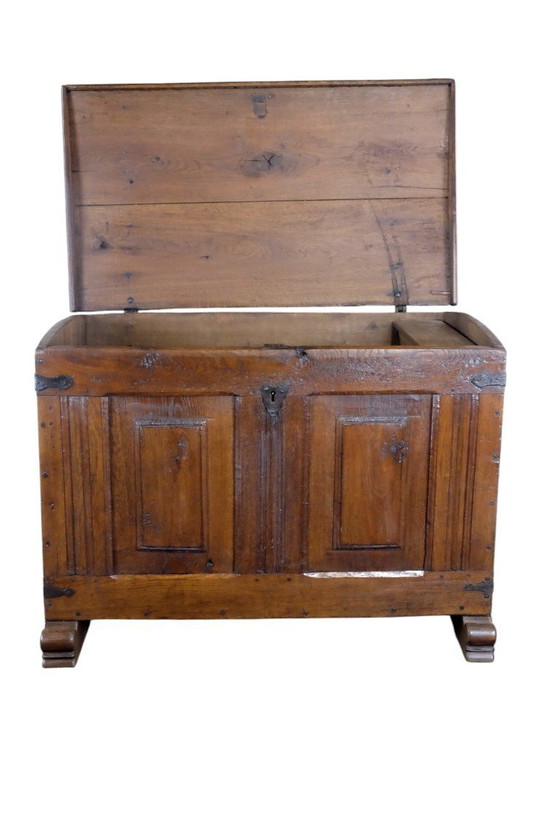 Image 1 of 18de eeuwse Hollandse eikenhouten kist. 