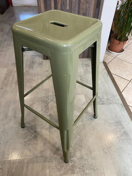 Image 1 of Taburete alto industrial Tolix H75 apilable, color verde oliva.