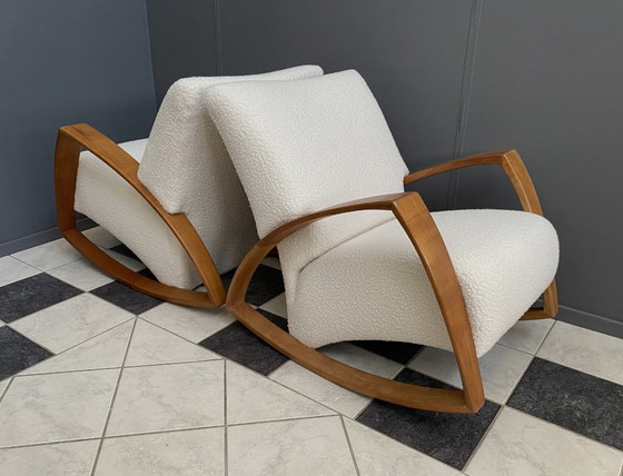 Image 1 of Deux grands fauteuils à bascule très confortables, retapissés en bouclette blanche.