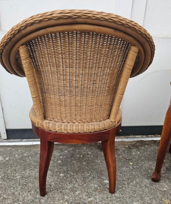 Image 1 of Set van 2 Koloniale Rotan Armstoelen – Hand gevlochten – Massief Houten Frame (Beuken/Mahonie)