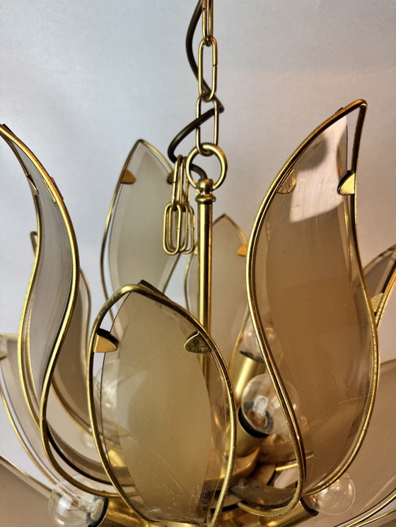Image 1 of Grande lampada a sospensione "Lotus" d'epoca in vetro fumé e ottone - stile Hollywood Regency