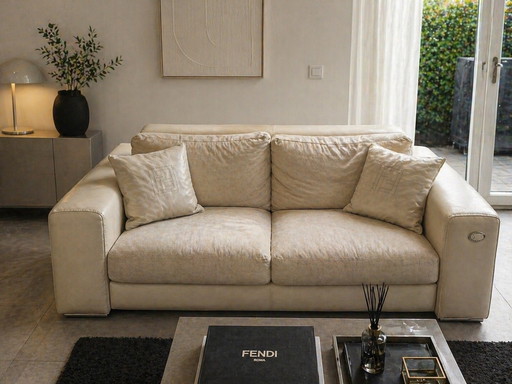 Sofá original Fendi Casa, incluye 2 cojines a juego.