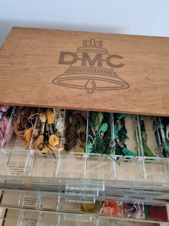 Image 1 of Vintage houten DMC borduurgaren kastje + 140 garen