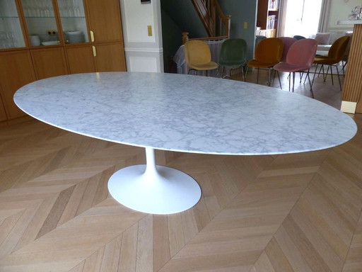 Table " Saarinen Dining Table - Oval " en marbre Statuarietto satiné by KNOLL design Eero Saarinen - 244 cm