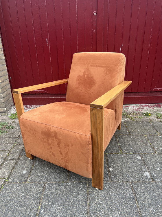 Image 1 of Sillón Montel de estilo moderno en terciopelo rosa anaranjado con reposabrazos color teca.