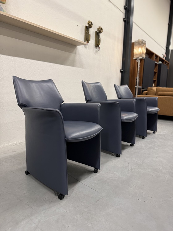 Image 1 of 3 Leolux Tamarinde Esszimmerstühle auf Rollen, blaues Leder