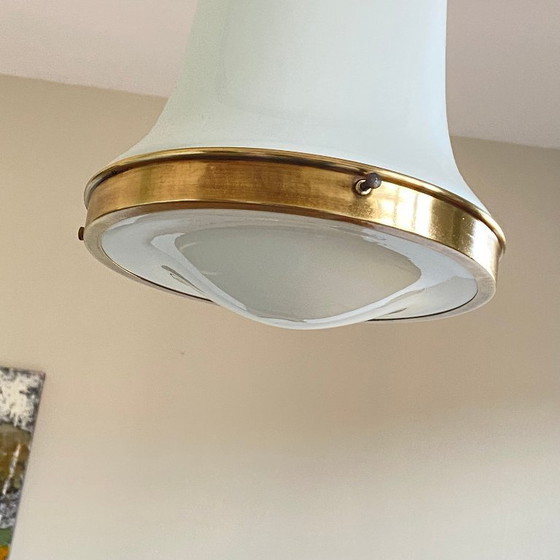 Image 1 of Lampada a sospensione in vetro opalino bianco e ottone
