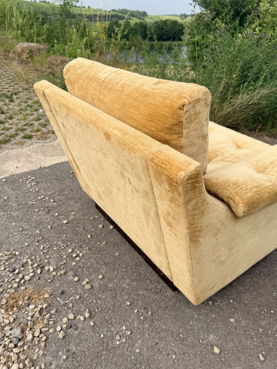 Image 1 of Extra grote fauteuil uit de jaren 70 in goudkleurig fluweel.