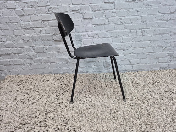 Image 1 of Chaises industrielles en bois noir, lot de deux – Pays-Bas, années 1950