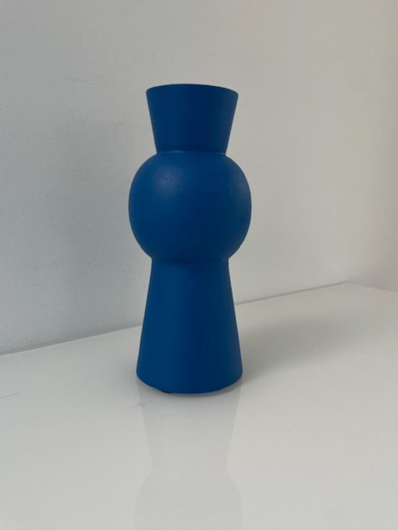 Image 1 of Jarrón de diseño moderno azul fabricado en aluminio con recubrimiento en polvo.