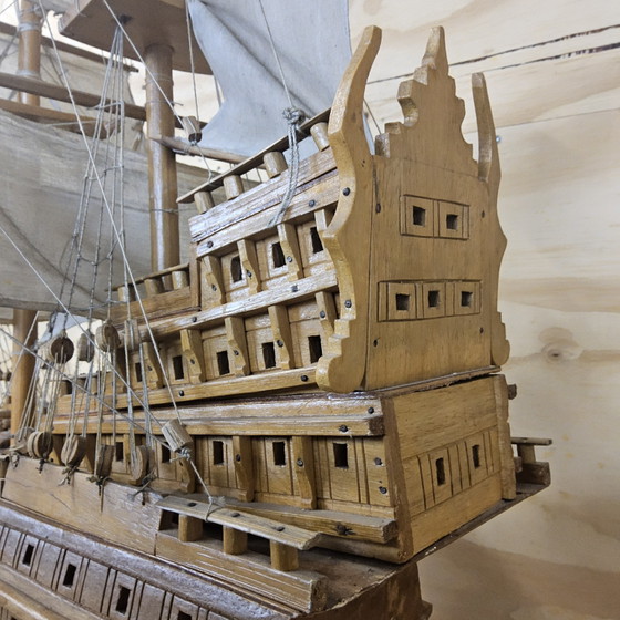 Image 1 of Unieke V.O.C modelschip uit boomstam (volledig handgemaakt) (17e Eeuwse spiegelretourschip)