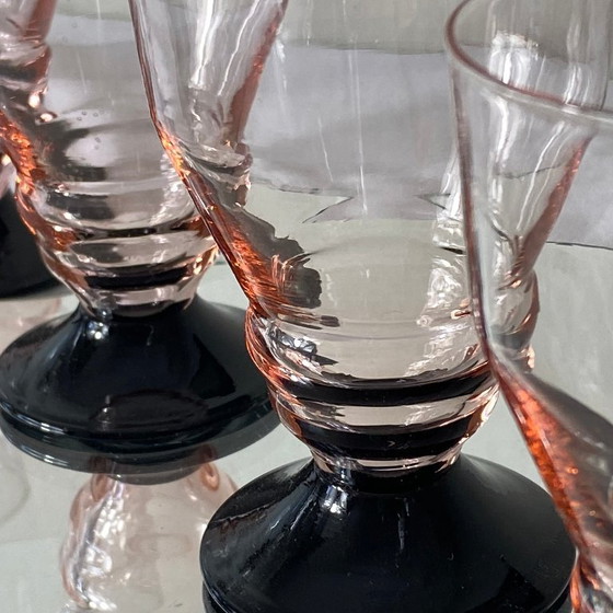 Image 1 of 6 piccoli bicchieri da vino o acqua art déco rosa con gambo nero, 8 cl