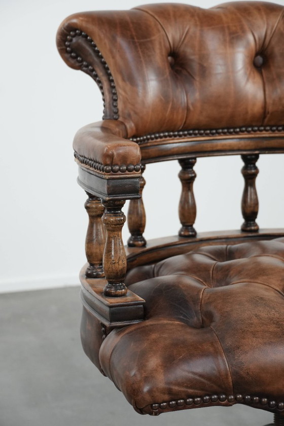 Image 1 of Cognac kleurige rundleren chesterfield bureaustoel/ captains chair in Engelse stijl