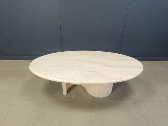 Image 1 of Table basse ovale en travertin, 1970