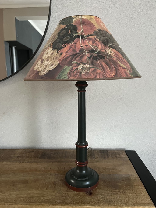 Beautiful vintage large and heavy English table lamp in green/red