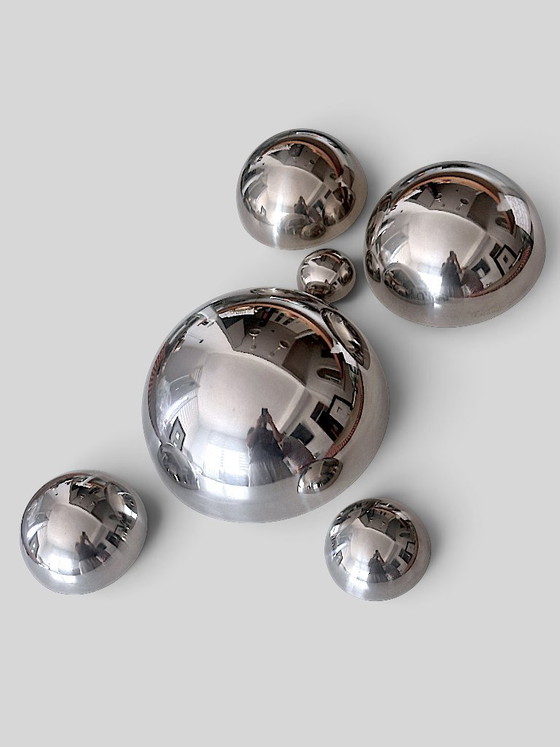 Set van 6 Sculpturale Roestvrijstalen Halve Bollen – Moderne Reflecterende Wanddecoratie – Trendy, Spiegels (photo 14 of 15)