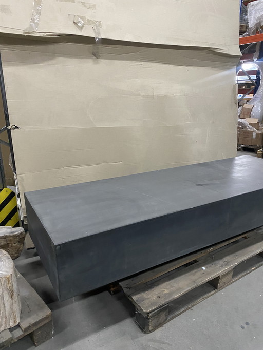 Table basse entièrement revêtue de zinc, soudée à la main