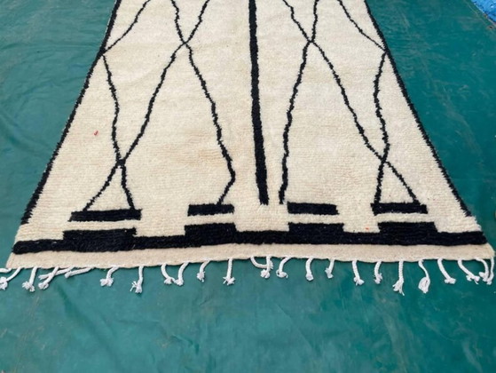 Image 1 of Alfombra bereber marroquí hecha a mano, color crudo con motivos geométricos, 250 cm x 150 cm.