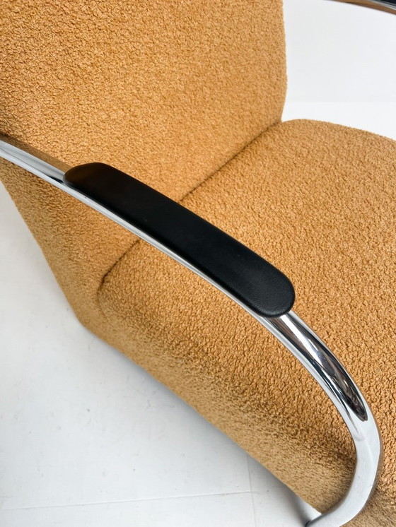 Image 1 of Poltrona Woood Halifax appena rivestita in tessuto teddy