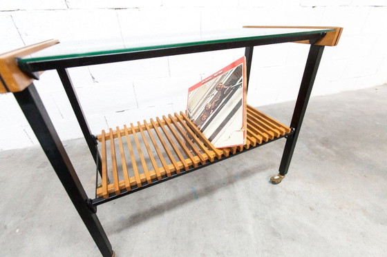 Image 1 of Serveerwagen uit de jaren 60, hifi-kast op wieltjes in teakhout, zwart metaal en glazen blad.