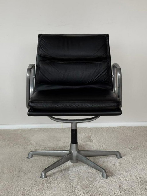Sedia EA-208 Soft Pad in pelle nera, edizione storica ICF del 1973 di Charles Eames