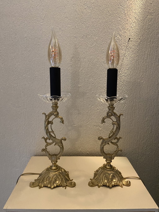 Een paar bronzen kandelaars met kristallen kaarsenhouders, omgebouwd tot lampen.