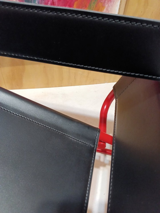 Image 1 of Bolso Knoll Wassily B3 rojo mate, nuevo-usado, en piel negra, de Marcel Breuer.