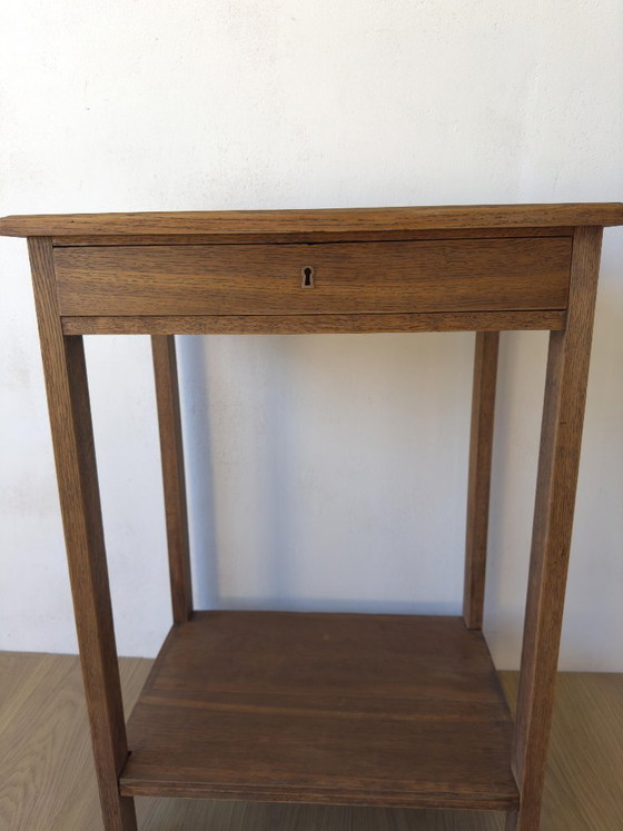 Image 1 of Oude eikenhouten bijzettafel uit de jaren 50.