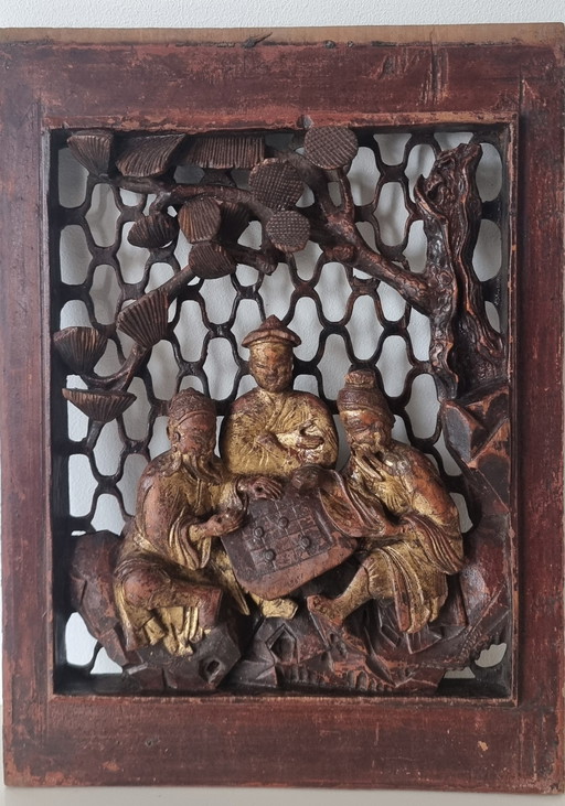 Tableau chinois ancien en bois sculpté 3 hommes sous un arbre